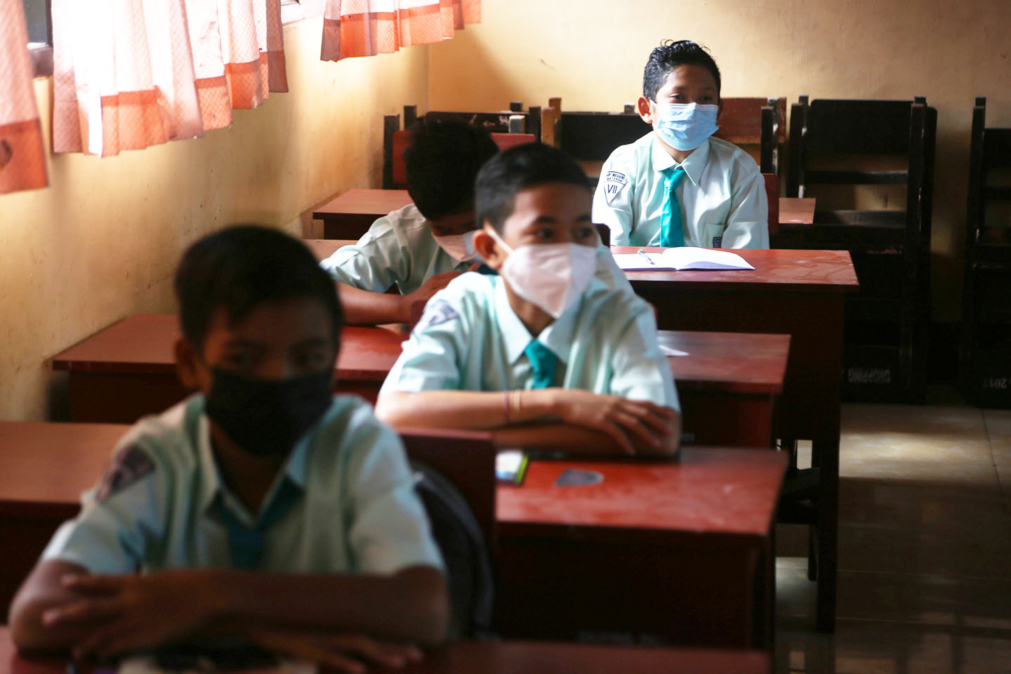 Para siswa di salah satu SMP di Kota Mataram mengikuti pelajaran di sekolahnya, beberapa waktu lalu.