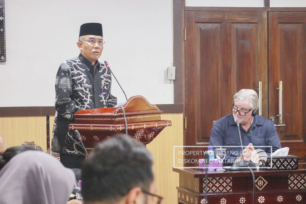 Wakil Wali Kota Mataram TGH Mujiburrahman memberikan sambutan kepada delegasi kunjungan.
