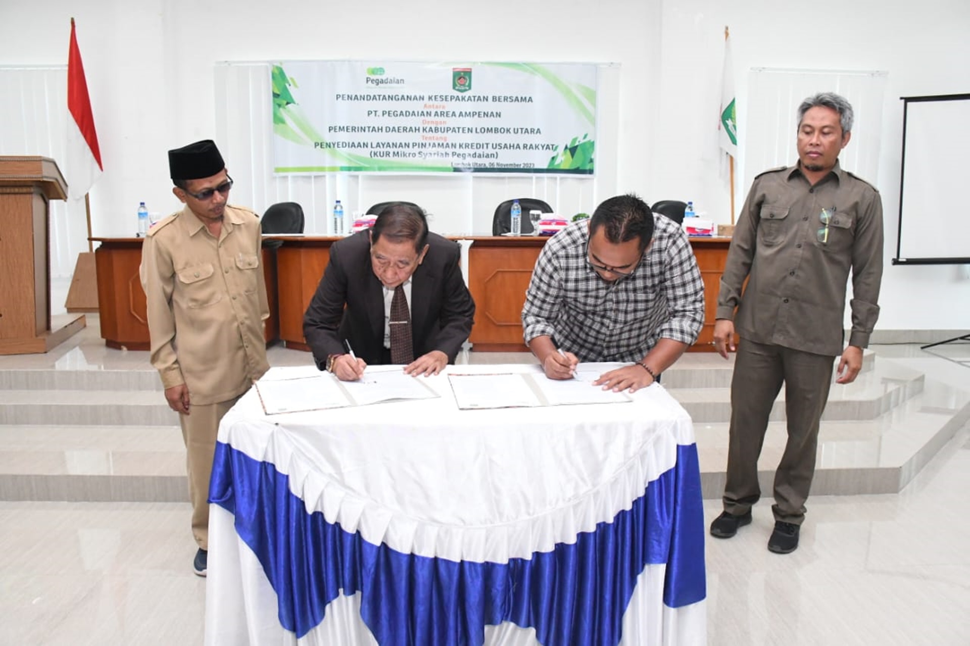 KERJA SAMA: Bupati Lombok Utara H Djohan Sjamsu (dua kiri) dan Vice President PT Pegadaian Area Ampenan Muhammad Efendi (dua kanan) menandatangani kerja sama. (PROKOPIM FOR LOMBOK POST)