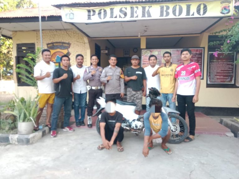 AKHIRNYA DITANGKAP: Pelaku MR dan RS diamankan bersama barang bukti di Polsek Bolo. (POLRES BIMA FOR LOMBOK POST)
