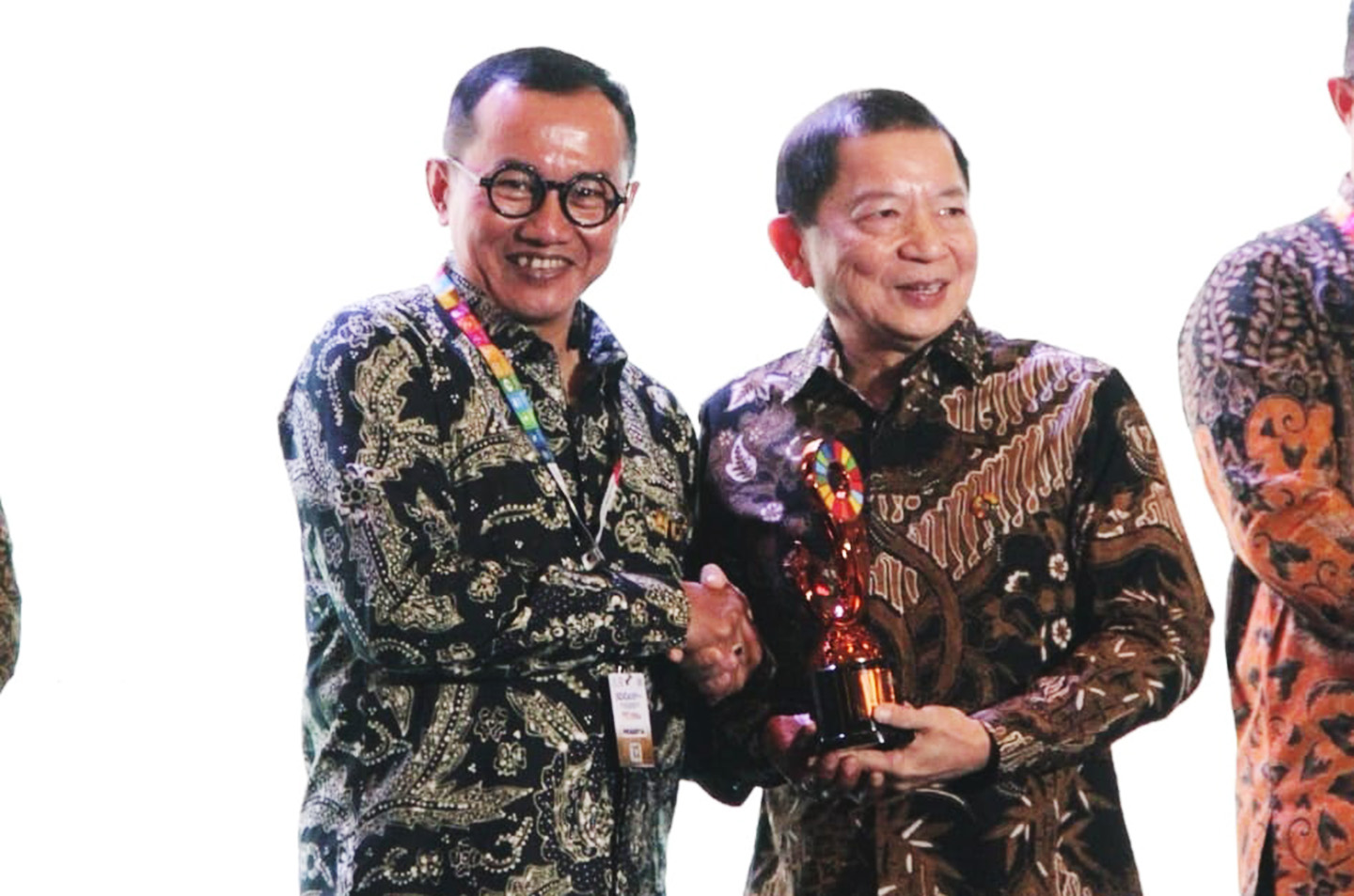 Menteri PPN/Kepala Bappenas Suharso Monoarfa menyerahkan penghargaan Indonesia
