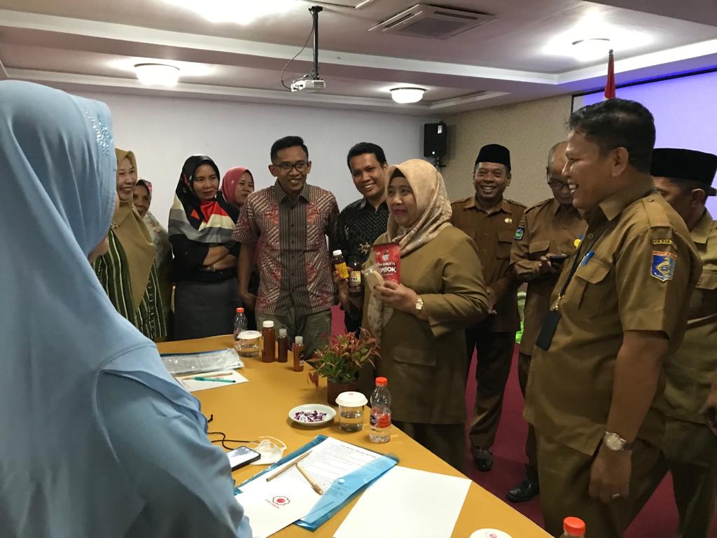 DORONG TINGKATKAN PRODUK: Plt Bupati Lobar Hj Sumiatun melihat produk UMKM dalam sebuah kegiatan UMKM belum lama ini. (HABIBUL ADNAN/LOMBOK POST)