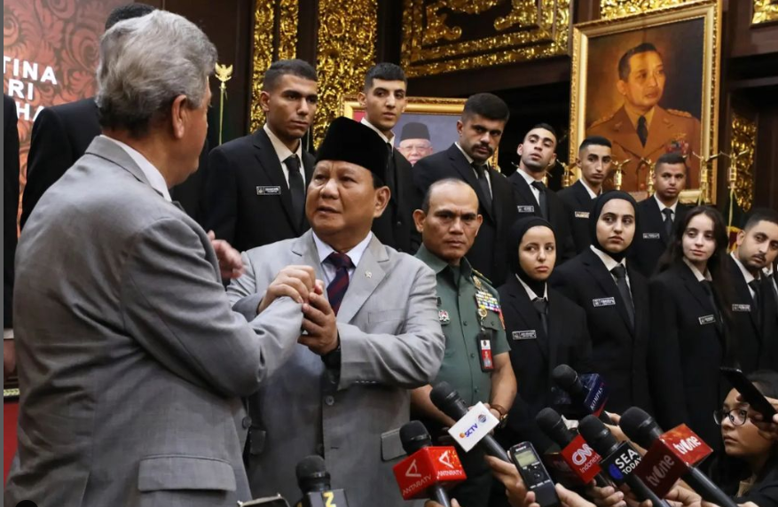 Menhan RI Prabowo Subianto saat menerima 22 remaja palestina untuk kuliah di Unhan RI. (tangkapan layar IG kemhanri)