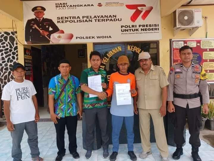 DAMAI: Guru SMKN 1 Woha Muhammad Sofyan dan siswa MH sepakat berdamai di Polsek Woha, Selasa (7/11). (ISTIMEWA/LOMBOK POST)