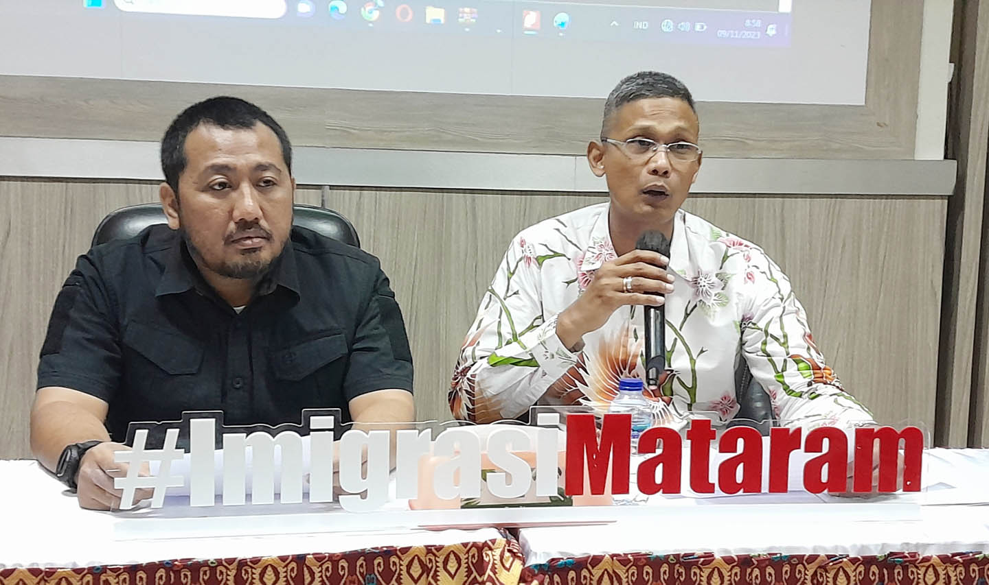 Kepala Kantor Imigrasi Kelas I TPI Mataram Pungki Handoyo (kanan) didampingi Kasi Inteldakim Putu Agus Eka Putra.