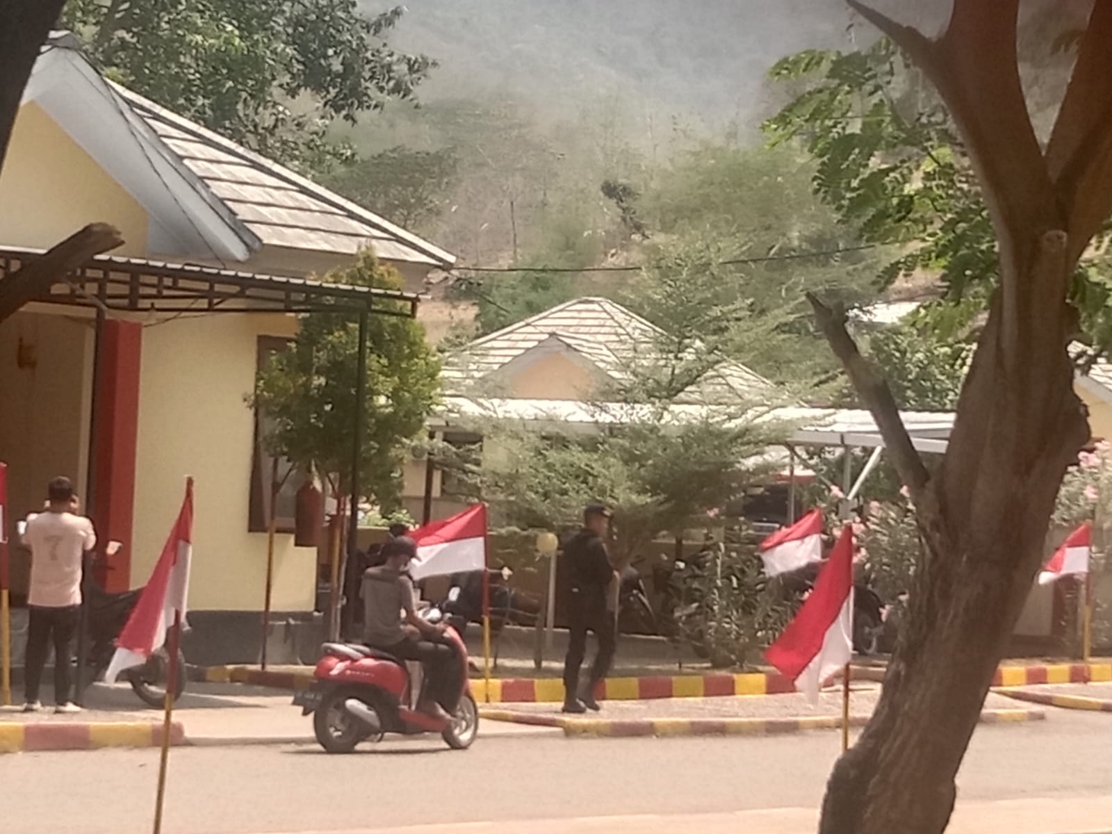 DIPERIKSA KPK: Sejumlah saksi yang diperiksa penyidik KPK meninggalkan Mako Batalyon C Pelopor Satbrimobda NTB. (FIRMAN/LOMBOK POST)