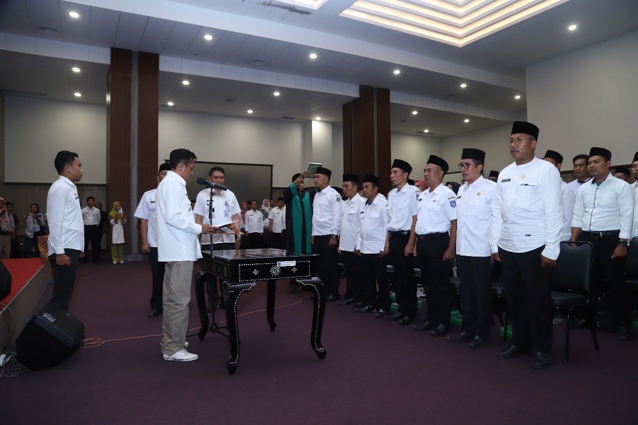 Bupati Loteng Lalu Pathul Bahri (dua kiri) mengambil sumpah dan melantik tujuh penjabat (Pj) kepala desa dan 115 anggota Badan Permusyawaratan Desa (BPD) dari 15 desa se-Loteng, Rabu (8/11).