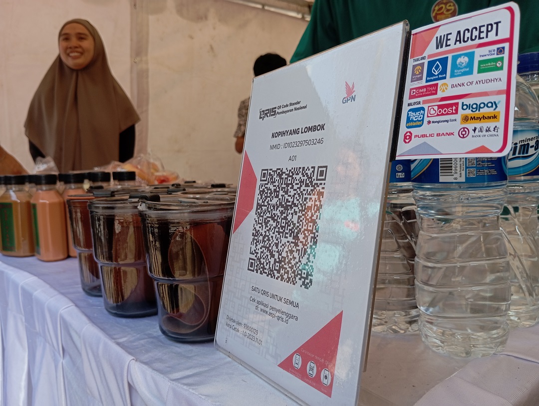 TRANSAKSI MUDAH: QR yang disediakan di salah satu tenan UMKM untuk transaksi pembelian menggunakan QRIS.(FERIAL/LOMBOK POST)