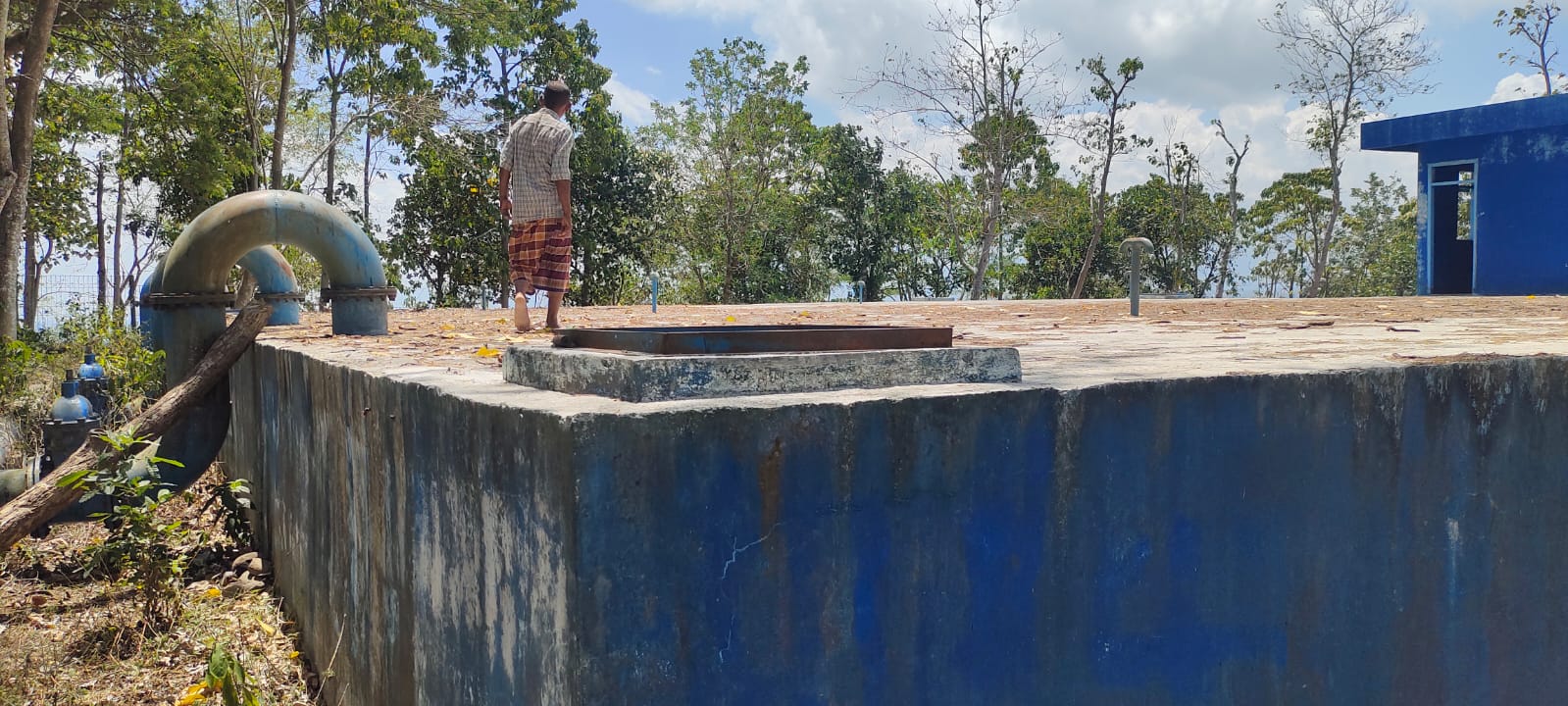 AKAN DIFUNGSIKAN: Bangunan penampung air yang ada di area Gunung Sasak. Fasilitas ini tak berfungsi sesuai peruntukannya.(HABIBUL ADNAN/LOMBOK POST)