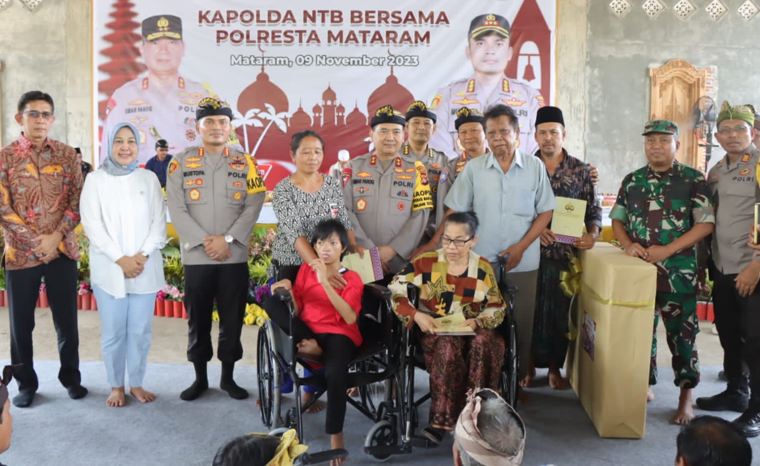 Kapolda NTB Irjen Umar Faroq (tengah) bersama Kapolresta Mataram Kombespol Mustofa saat menghadiri acara simakrama di Suranadi.