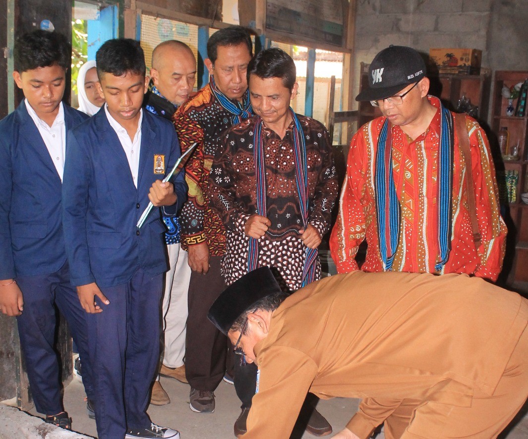 Sejumlah kasek yang tergabung dalam FKKS SMP Negeri Kota Jogjakarta melihat budi daya maggot di SMPN 10 Mataram, (7/11/23).
