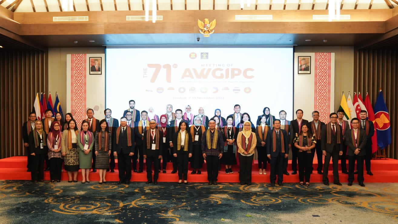 TUAN RUMAH: Seluruh delegasi pertemuan ASEAN Working Group on Intellectual Property Cooperation (AWGIPC) ke-71 berfoto bersama di ballroom Hotel Pullman Lombok, Loteng, Selasa (7/11).