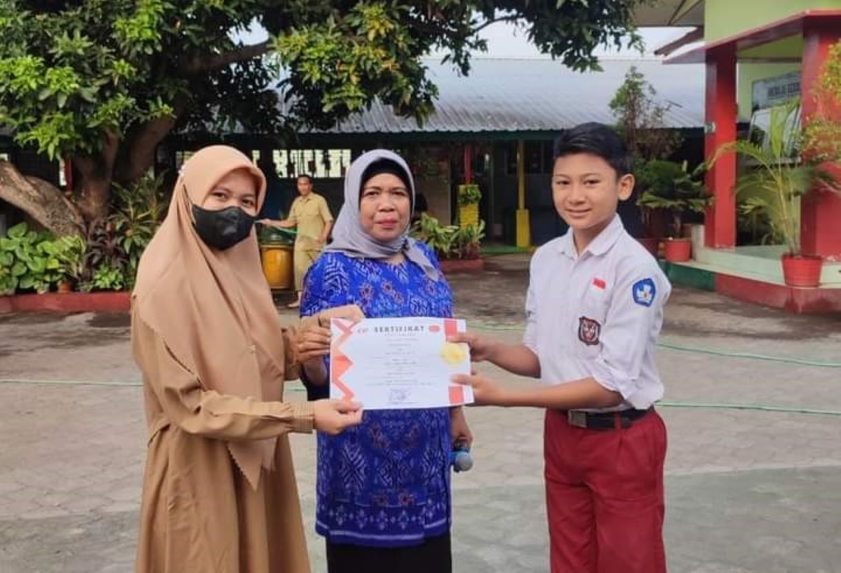 PENGHARGAAN: Kepala SDN 19 Cakranegara Sri Hartini memberikan penghargaan kepada murid berprestasi di sekolah setempat, (7/11/23)