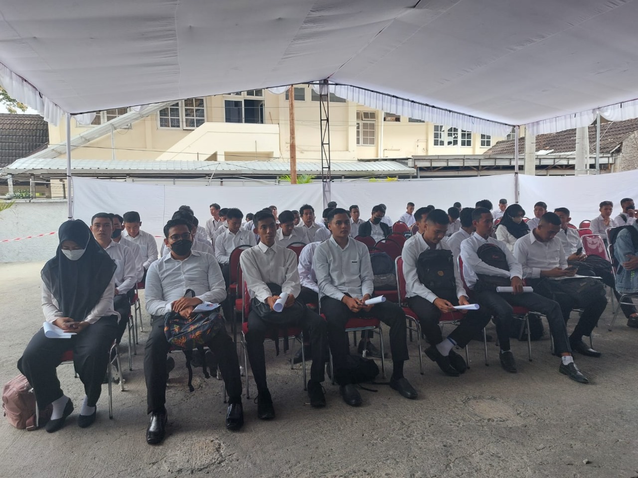 SIAP BERKOMPETISI: Peserta tes SKD CASN Kemenkumham menunggu giliran untuk ujian di depan aula Kanwil Kemenkumham NTB, Kamis (9/11).
