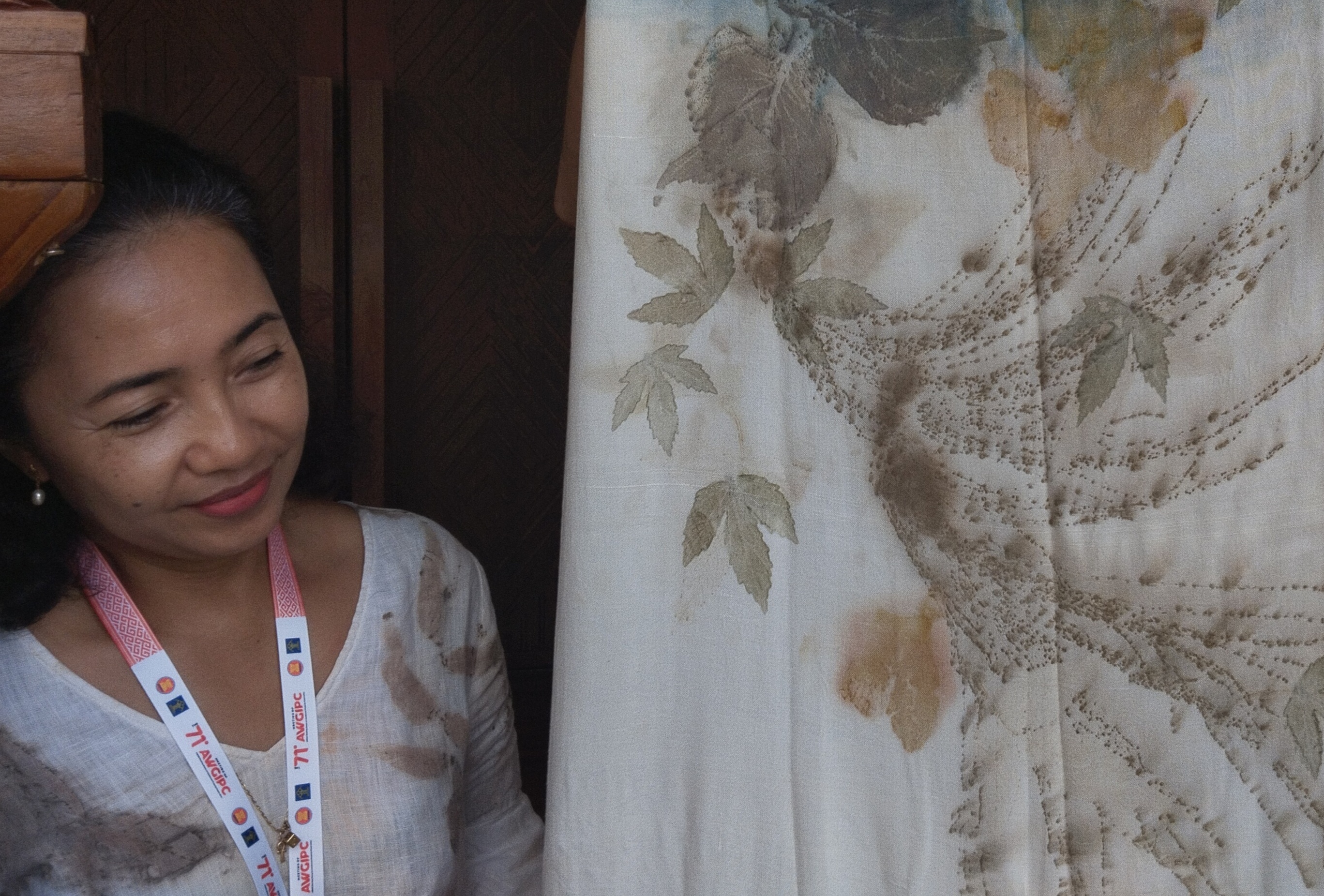 Syafriani Salamah menunjukkan contoh kain yang menggunakan teknik ecoprint pada pameran ASEAN Working Group on Intellectual Property Cooperation (AWGIPC) ke-71 di Hotel Pullman Lombok, Selasa (7/11).