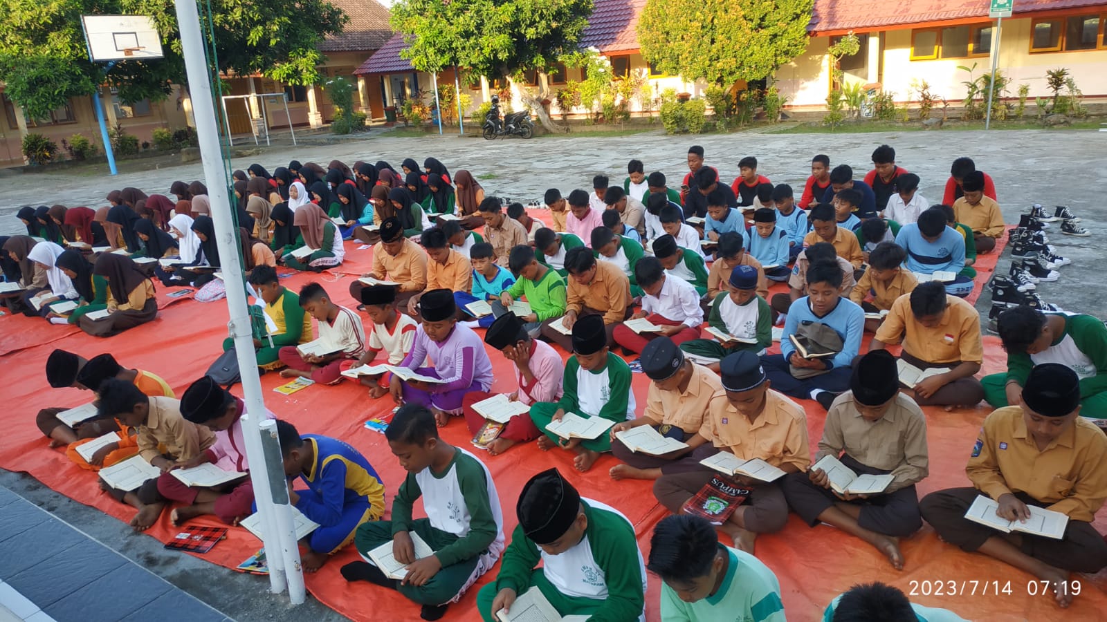 LIETRASI ALQURAN: Para siswa SMPN 17 Mataram mengaji di halaman sekolah setempat, belum lama ini.