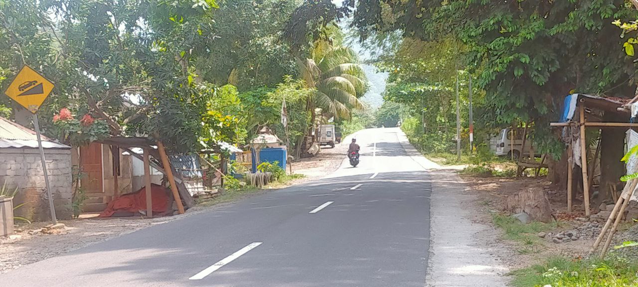 MULUS: Seorang pengguna kendaraan melewati jalan Jalur Pemenang, kamis (9/11).(NURUL/LOMBOK POST)