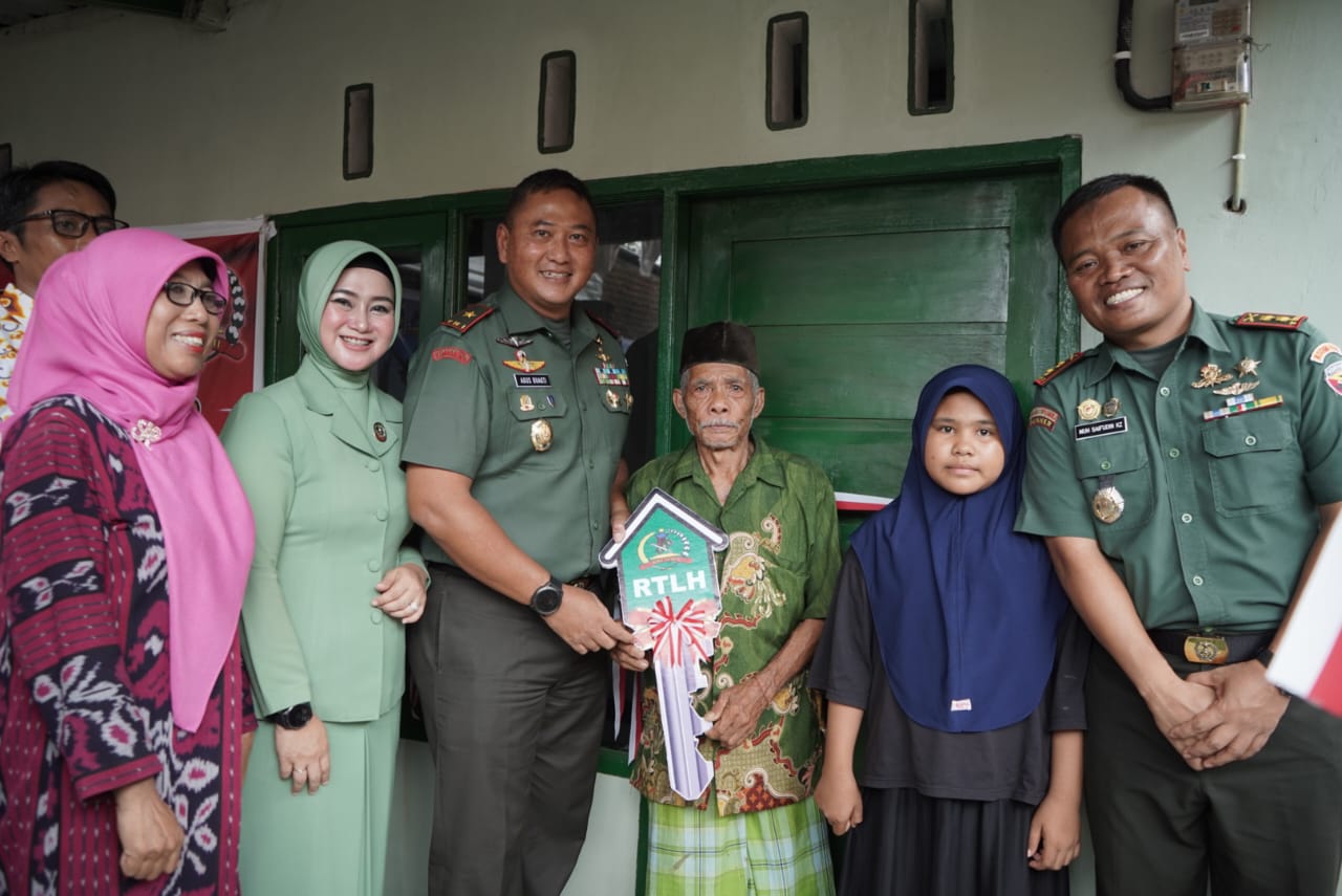 Danrem 162/WB Brigjen TNI Agus Bhakti (tiga dari kiri) menyerahkan kunci rumah Papuq Samsiah, usai diperbaiki jajaran TNI.