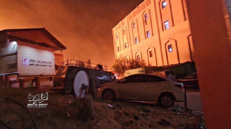 MENCEKAM: Bangunan di sekitar RS Indonesia di Gaza, Palestina hancur diserang tentaran zionis Israel, Kamis (9/11) malam. (Tangkapan layar Twitter)