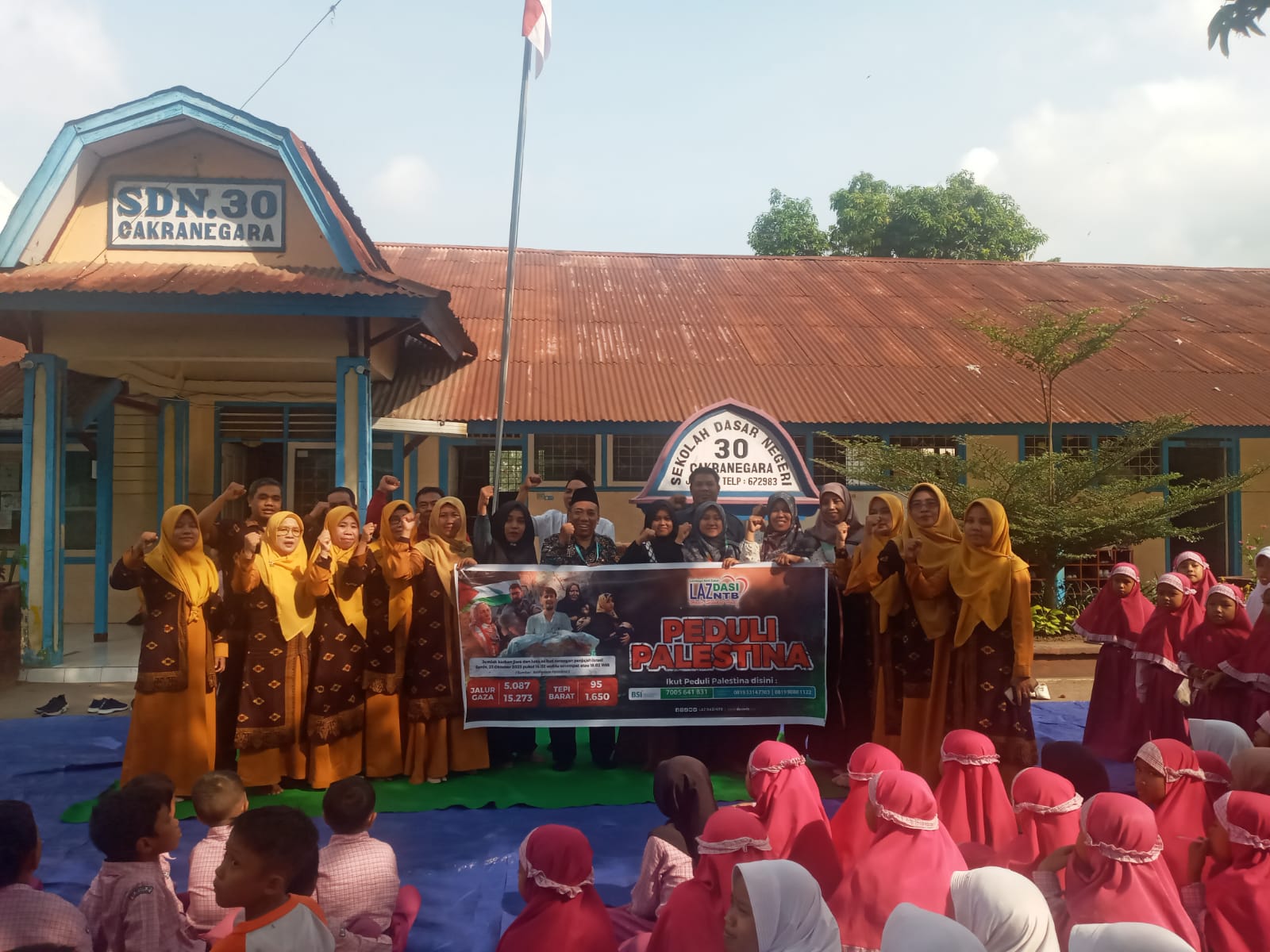 AKSI SOSIAL: Para guru SDN 30 Cakaranegara bersama pihak LAZ DASI NTB usai penggalangan donasi di halaman sekolah setempat, Kamis (9/11).
