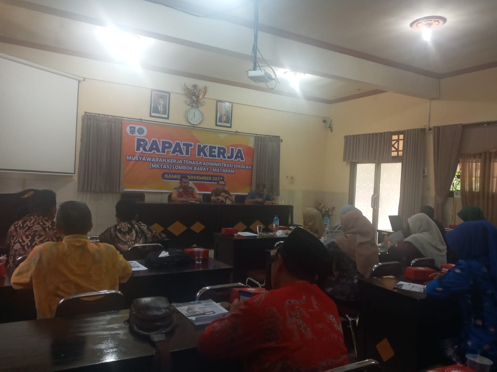 RAPAT KERJA: Ketua MKTAS NTB M Junaedi Adnan (tengah/depan) menghadiri rapat kerja diadakan MKTAS Lobar-Mataram di SMAN 2 Mataram, Kamis (9/11)