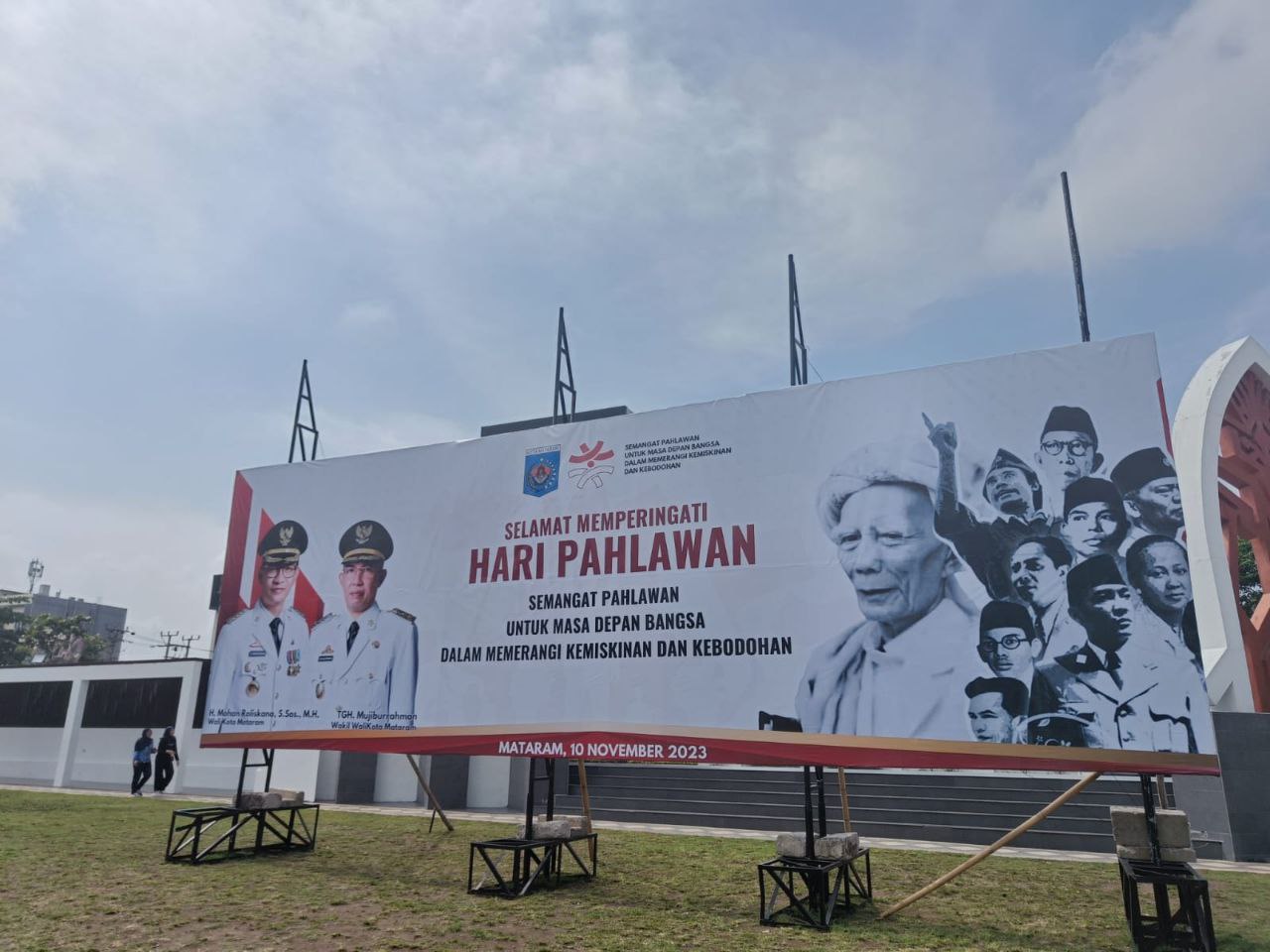 Baliho peringatan hari pahlawan milik Pemkot Mataram yang terpasang di area taman Sangkareang