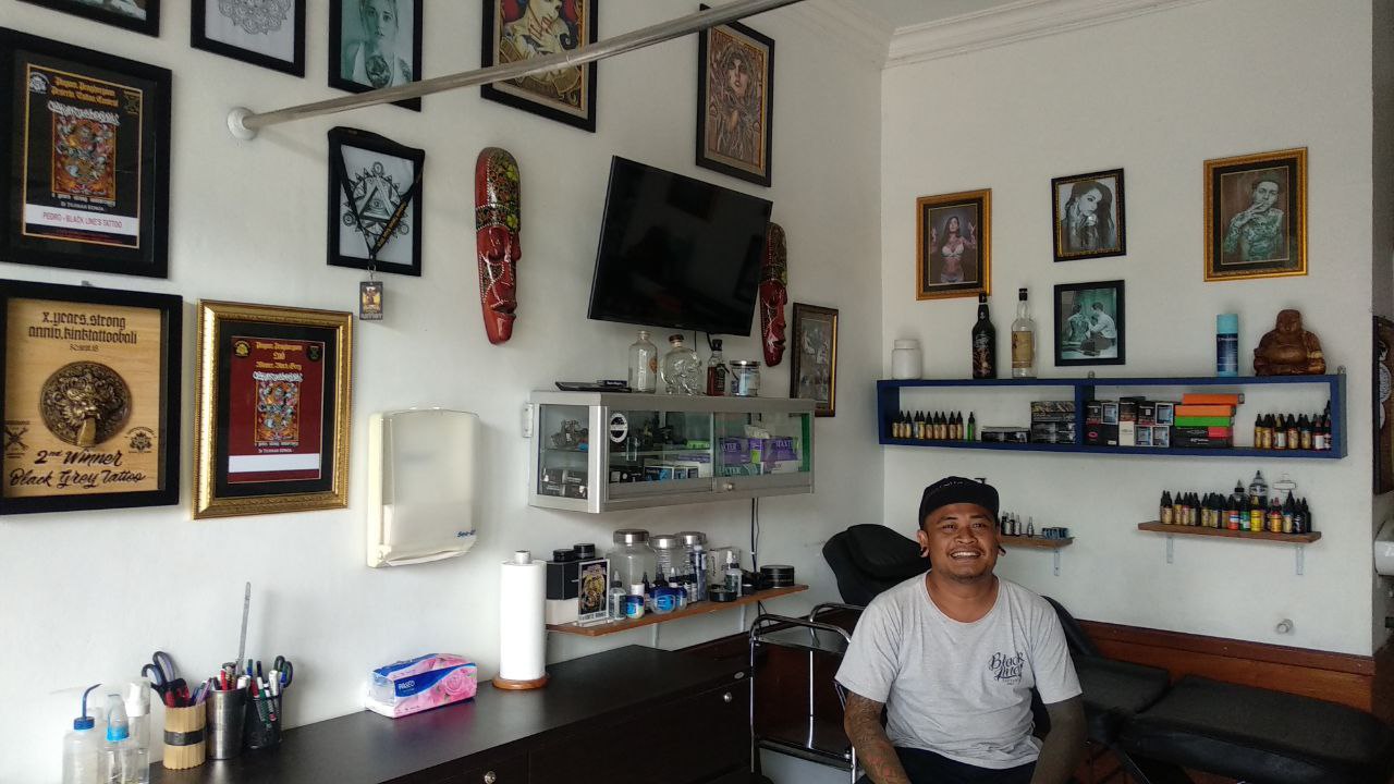 SENIMAN TATO:  I Ketut Budiarta alias Pedro saat berada di studio Black Lines Tatto di Jalan Sriwijaya, Kota Mataram,  (4/7/23).