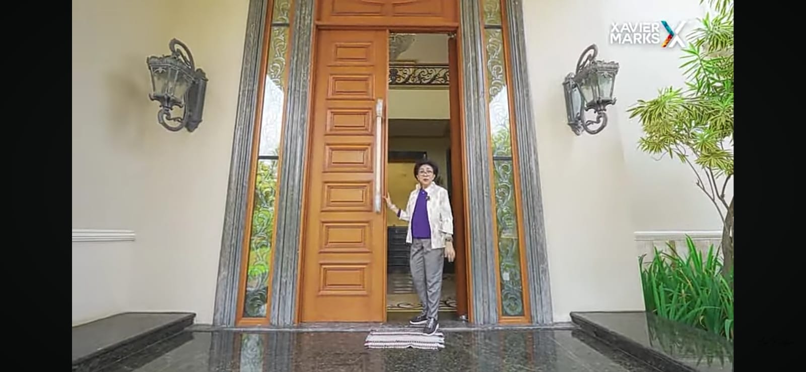 DILAPISI EMAS: Youtuber Lisa Kuntjoro menjelaskan detail rumah mewah yang berada di Bukit Golf Pondok Indah, Jakarta senilai Rp 270 miliar d saluran Youtubenya. (Tangkapan layar Youtube Lisa Kuntjoro)