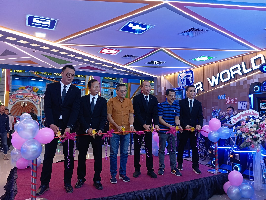 GRAND OPENING: General Manager NOP PT Mitra Gamesindo Tan Subiyanto (tiga kanan) dan General Manager LEM Salim Abdad (tiga kiri) melakukan pemotongan pita. (FERIAL/LOMBOK POST)