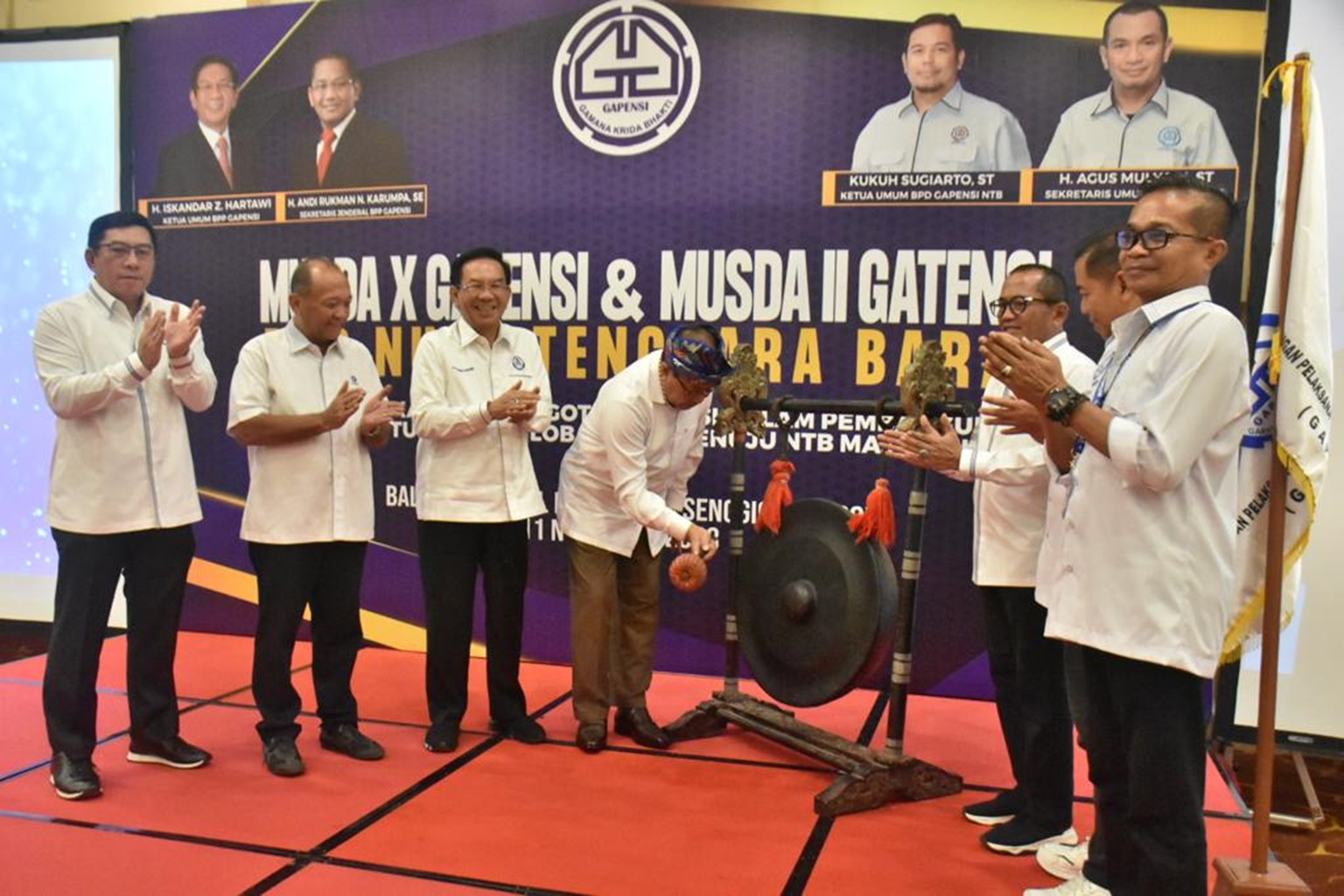 MUSDA GAPENSI: Pj Gubernur NTB H Lalu Gita Ariadi (tengah) melakukan pembukaan Musda ke X Gapensi NTB di Senggigi, Lombok Barat, Sabtu (11/11). (IST/LOMBOK POST)