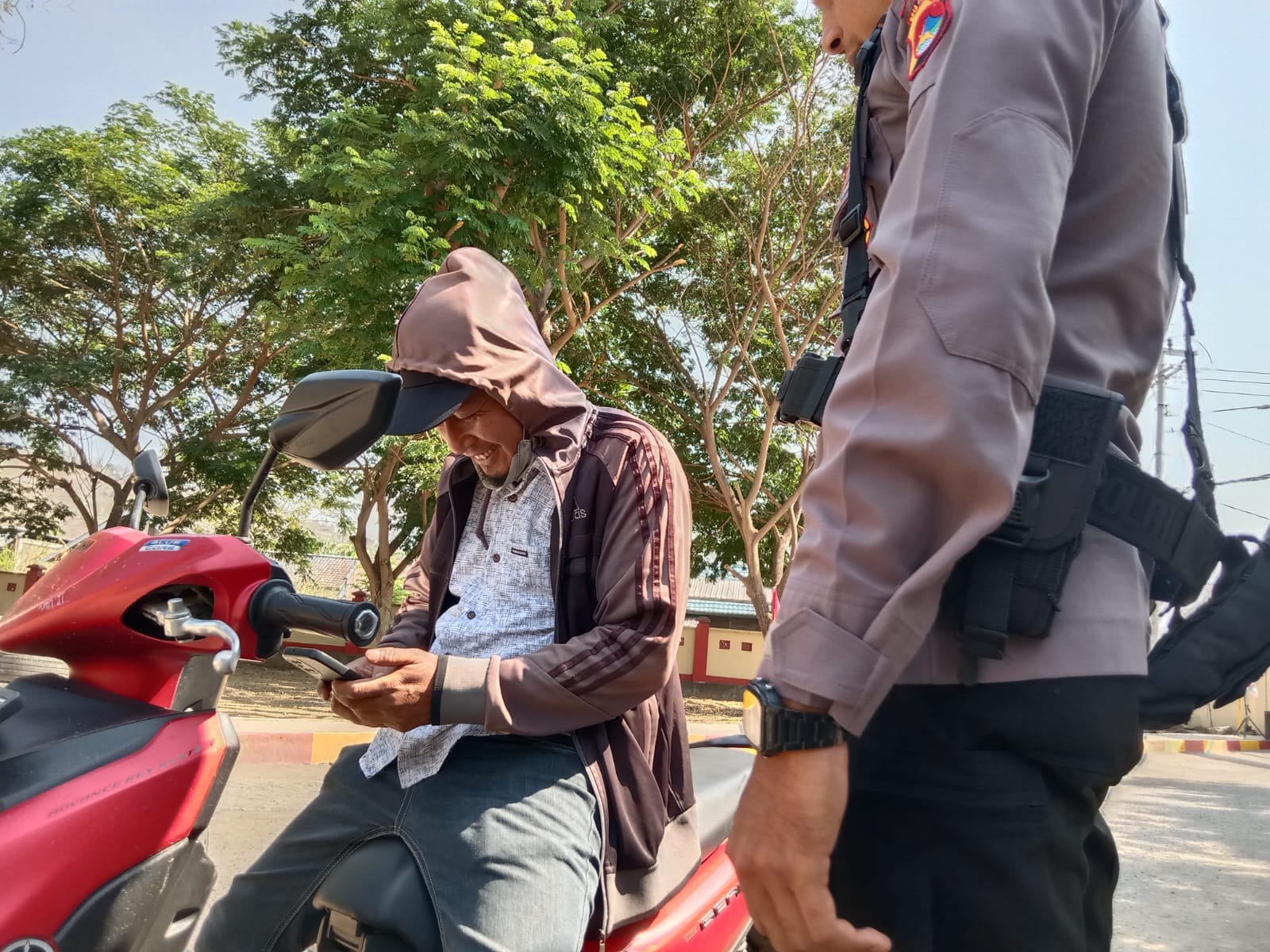 DIPERIKSA KPK: Keponakan eks Wali Kota Bima Fitrah saat memenuhi panggilan penyidik KPK di Mako Batalyon C Pelopor Satbrimob Polda NTB, Sabtu (11/11). (FIRMAN/LOMBOK POST)