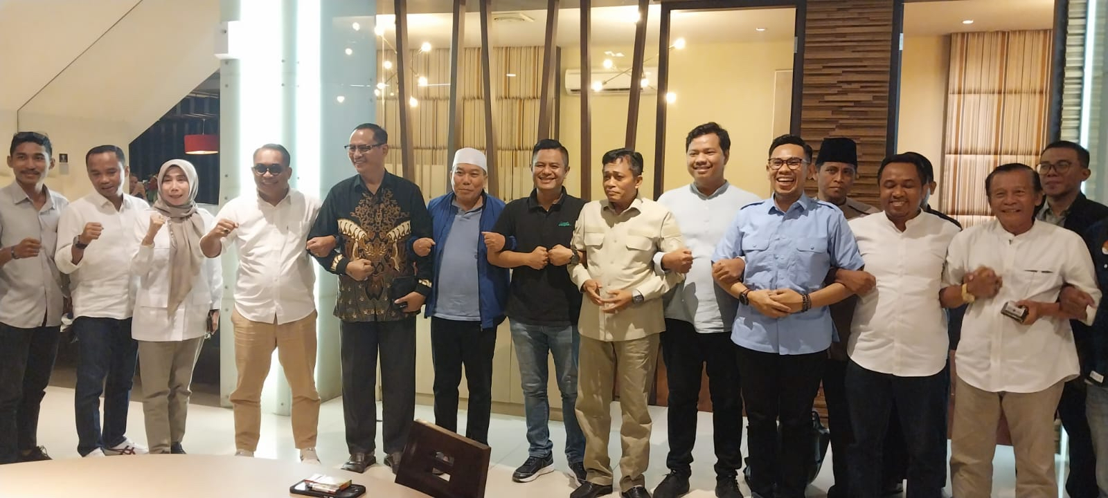 SIAP MENANG: Pimpinan partai koalisi pendukung Prabowo-Gibran berfoto bersama di Kota Mataram, Minggu malam (12/11).