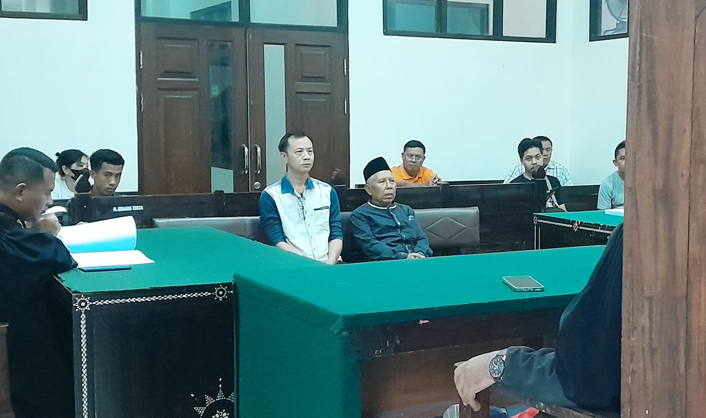 Terdakwa Iskandar (kanan) dan Yanrik (kiri) saat menjalani sidang di Pengadilan Tipikor Mataram, Senin (13/11).