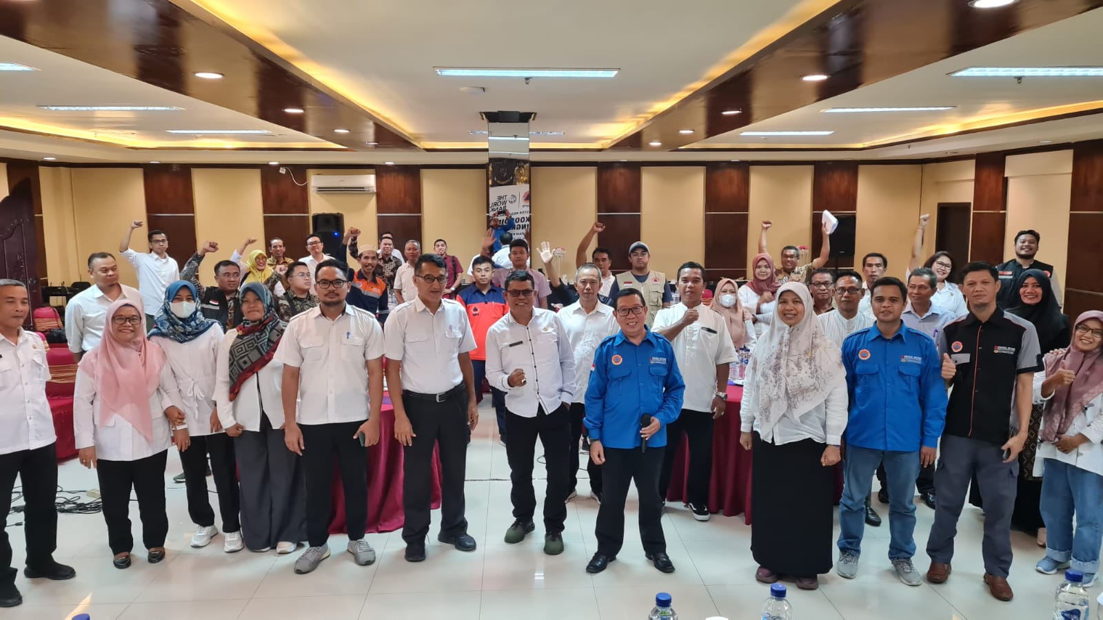 F- BPBD HARLI/LOMBOK POST PERKUAT DESTANA: Sejumlah peserta pelatihan Destana berpose usai mengikuti pelatihan di Kota Mataram, Minggu (12/11).