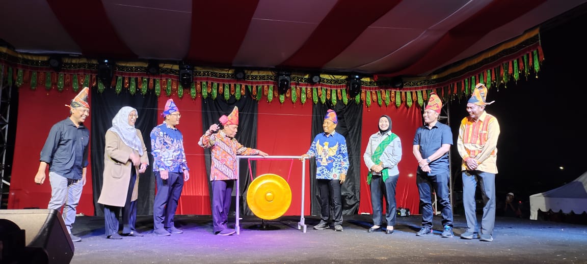 PEMBUKAAN: Bupati KSB HW Musyafirin membuka Festival Taliwang 2023, Senin (13/11).(FARUK/LOMBOK POST)