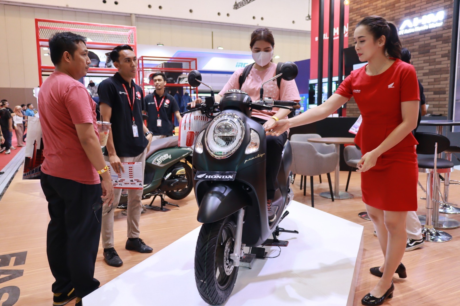 Primadona: konsumen saat mencoba Honda scoopy. (Honda for Lombok Post)
