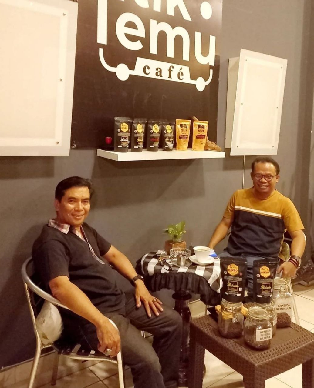 Huzaini Areka (kiri) dan Anggota DPRD NTB Akhdiansyah (kanan) sedang menikmati kopi di Titik Temu Cafe, beberapa waktu lalu.