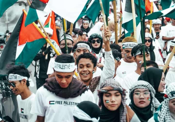 Aksi Longmarch warga dalam memberikan dukungan kepada Palestina.
