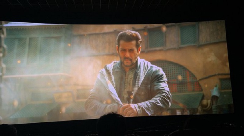 BUAT HEBOH: Pemutaran Film Tiger 3 yang dibintangi aktor Salman Khan mendadak jadi perbincangan dunia lantaran insiden pesta kembang api di dalam bioskop di India. (Tangkapan Layar Twitter)
