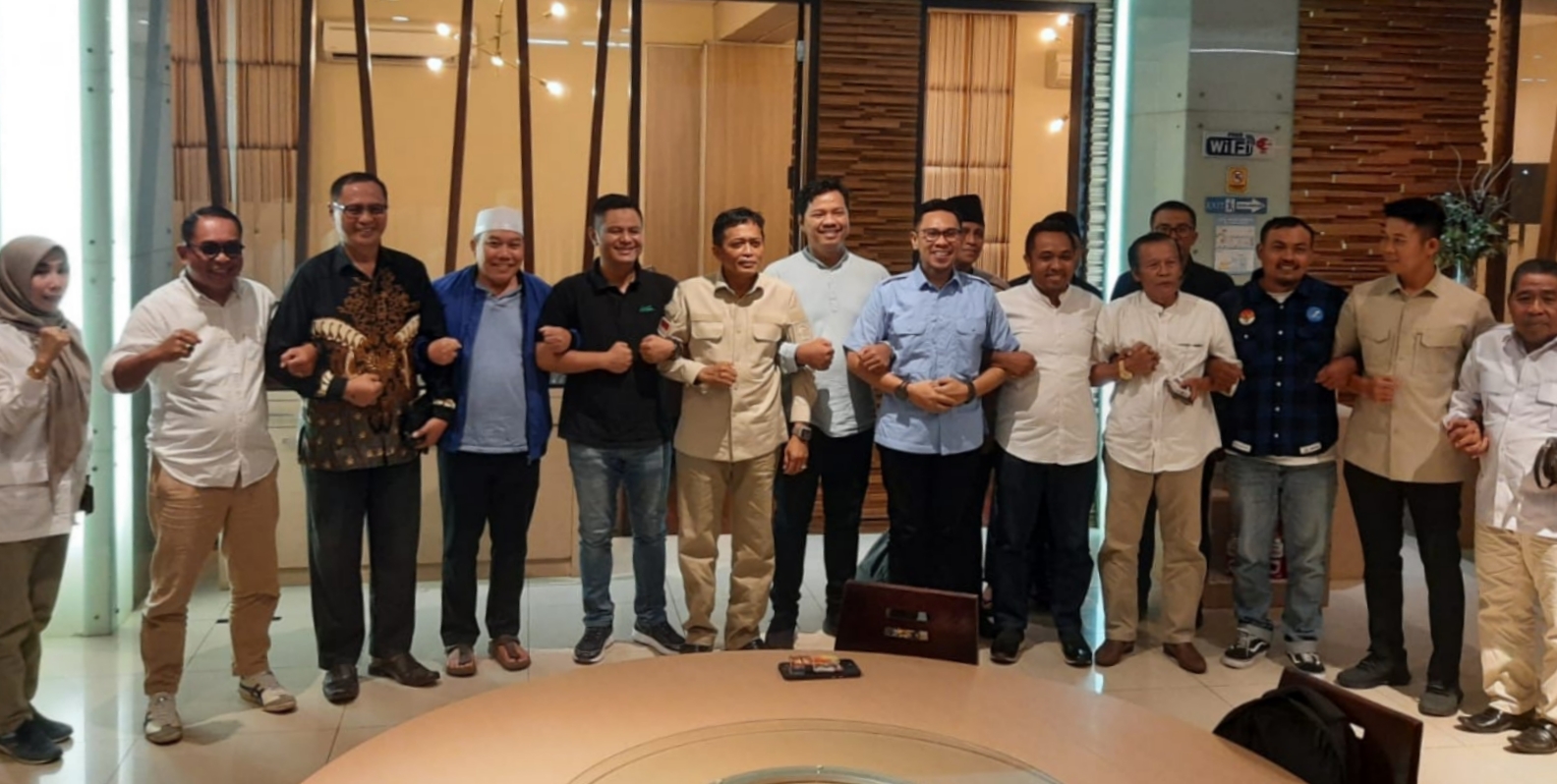 KOALISI INDONESIA MAJU NTB: Pimpinan partai koalisi pendukung Prabowo-Gibran berfoto bersama usai dalam kegiatan silaturrahmi di Kota Mataram.