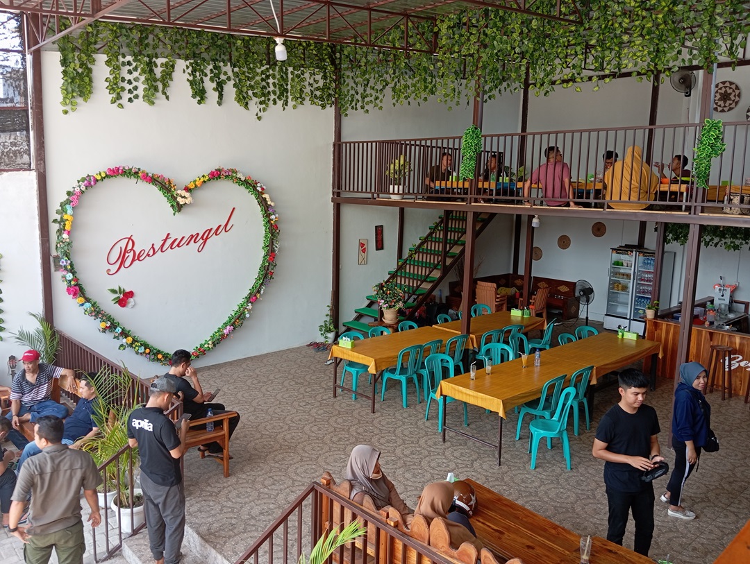 RAMAI DIKUNJUNGI: Pengunjung lesehan Bestungil Sumbawa Besar yang ramai pada saat jam makan siang, belum lama ini. (FERIAL/LOMBOK POST)
