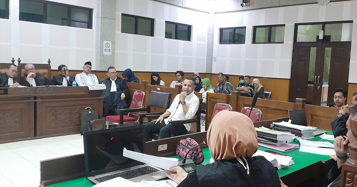 Terdakwa Rinus Adam Wakum saat bersaksi dalam persidangan di Pengadilan Tipikor Mataram, Selasa (14/11).