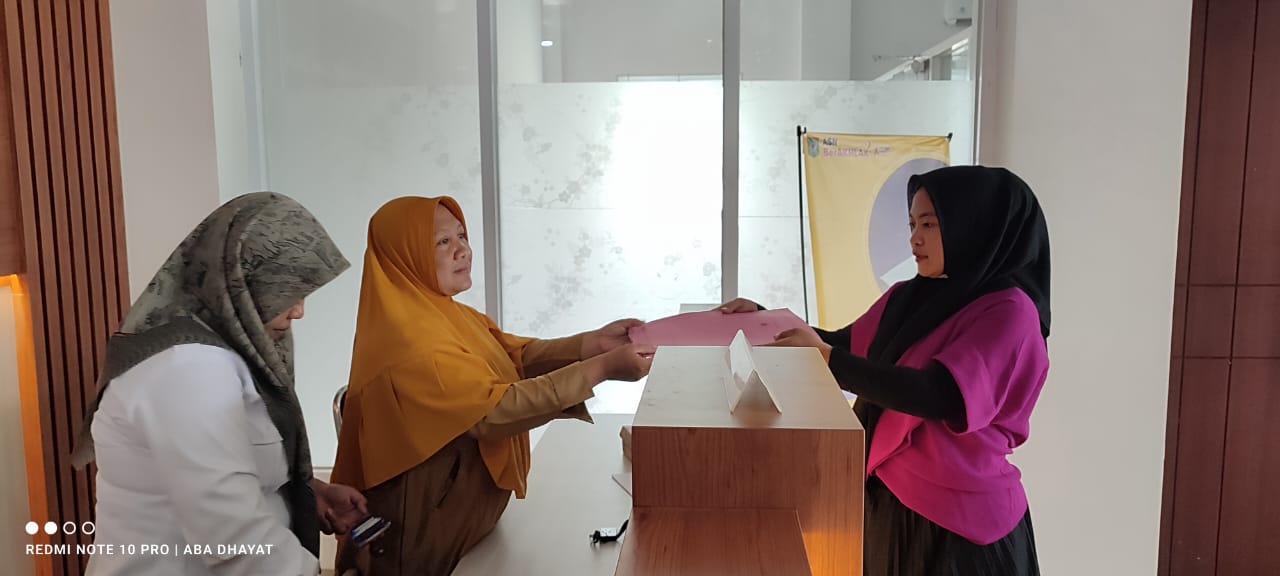 MENGADU: Nur Mutiah mengadukan dugaan penganiayaan dan pengeroyokan ke BKPSDM Kota Bima, Senin (13/11).(ISTIMEWA/LOMBOK POST)