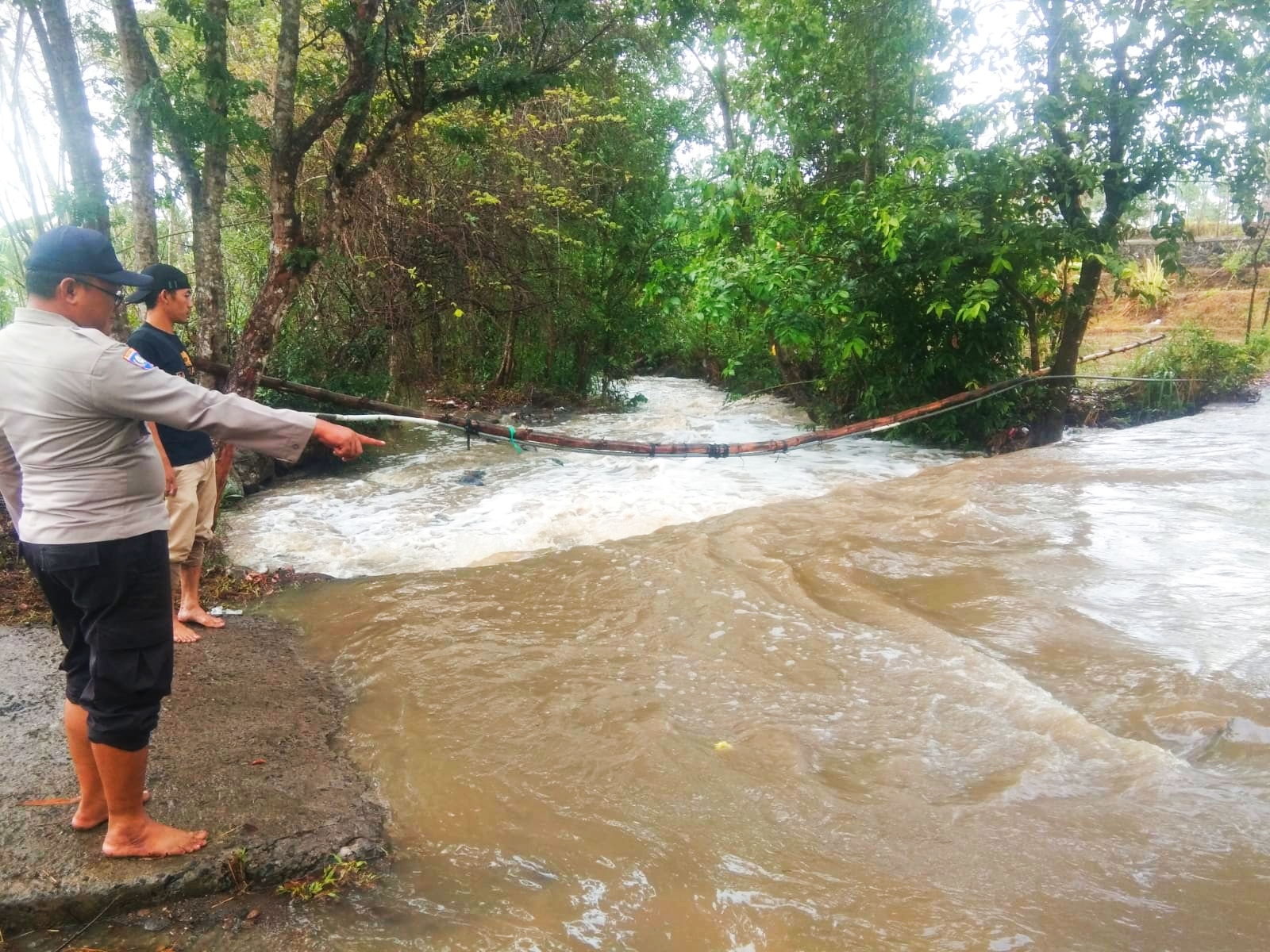 HINDARI SUNGAI: Petugas kepolisian menunjukkan lokasi  ditemukannya balita yang hanyut akibat terseret arus sungai di Lingkungan Peropok, Kelurahan Semayan, Kecamatan Praya, Rabu (15/11).