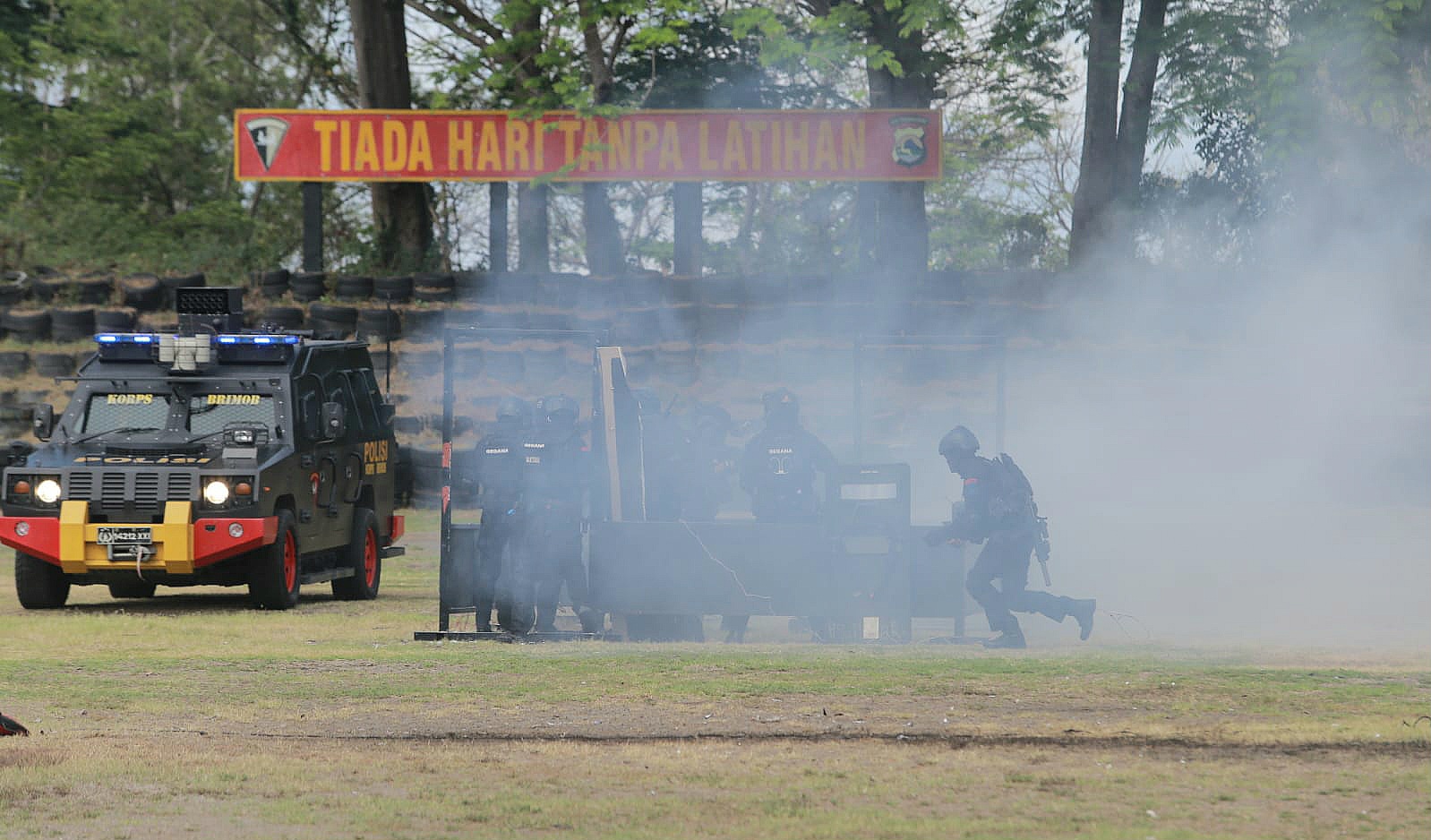 Personel Brimob Polda NTB memeragakan ketangkasan menangani aksi teror.