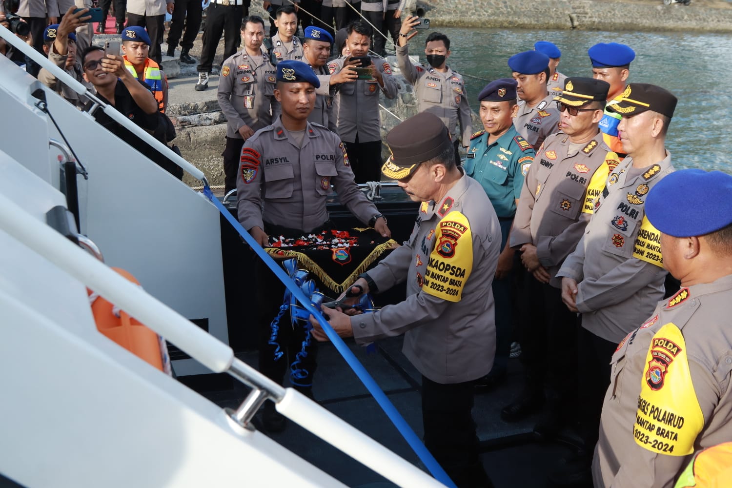 Wakapolda NTB Brigjen Pol Ruslan Aspan meresmikan kapal pemburu cepat Ditpolairud Polda NTB.