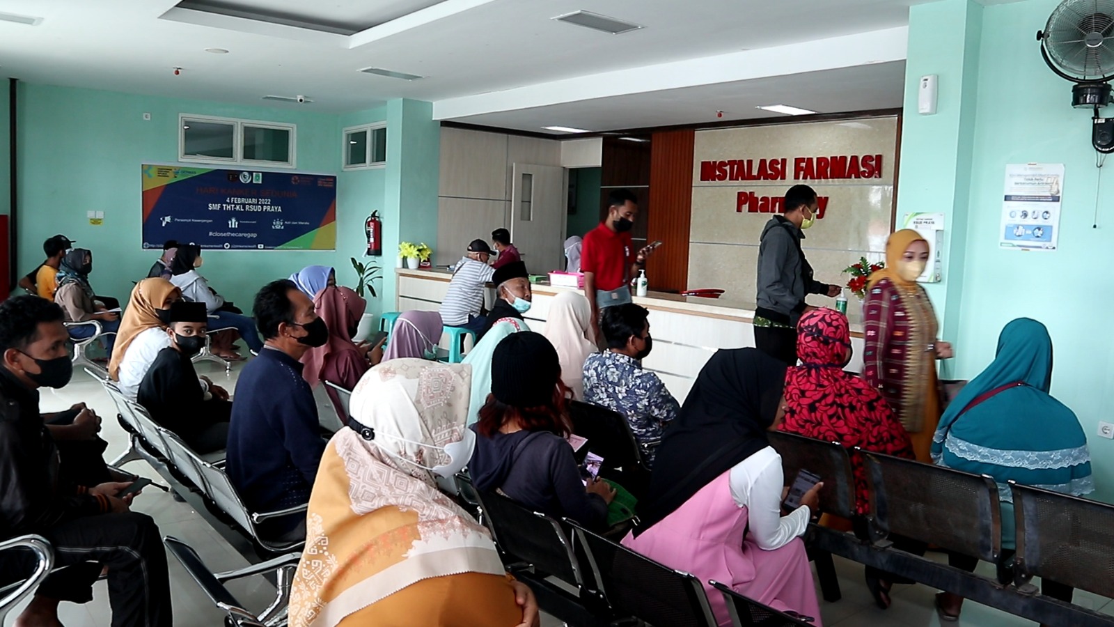 LAYANI PASIEN: Sejumlah pasien sedang menunggu pelayanan kesehatan di RSUD Praya, Loteng, belum lama ini.