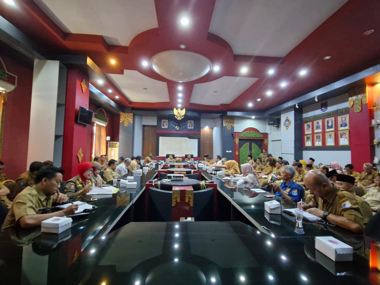 GERAK CEPAT: Para kepala OPD dan kepala bagian di Lingkungan Pemkab Lobar mengikuti rapat koordinasi yang dipimpin Bupati Sumiatun. (HABIBUL ADNAN/LOMBOK POST )