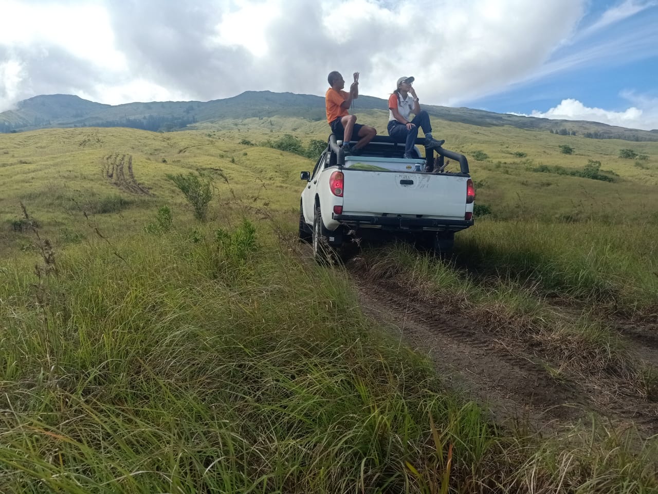 PAKAI KENDARAAN: Jalur pendakian Doro Ncanga, Kabupaten Dompu dan Jalur Piong, Kabupaten Bima sudah bisa menggunakan kendaraan. (ABDUL MUIS/LOMBOK POST)