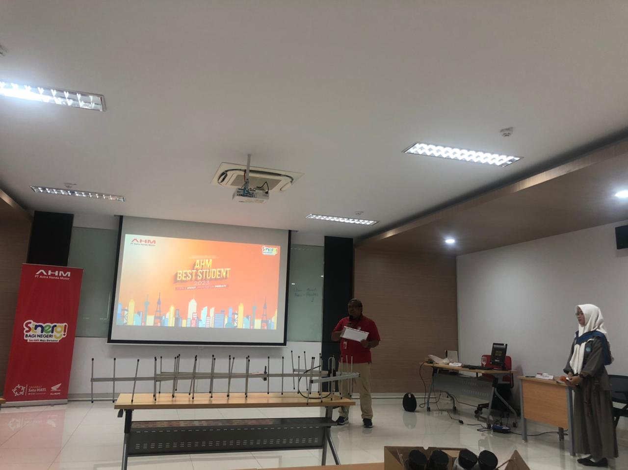 Presentasi : Cahaya Rizkika Imanda dan Ratna Ayu Pramesti Siswi SMAN 2 Selong saat mengikuti AHM Best Student (Honda for LombokPost)
